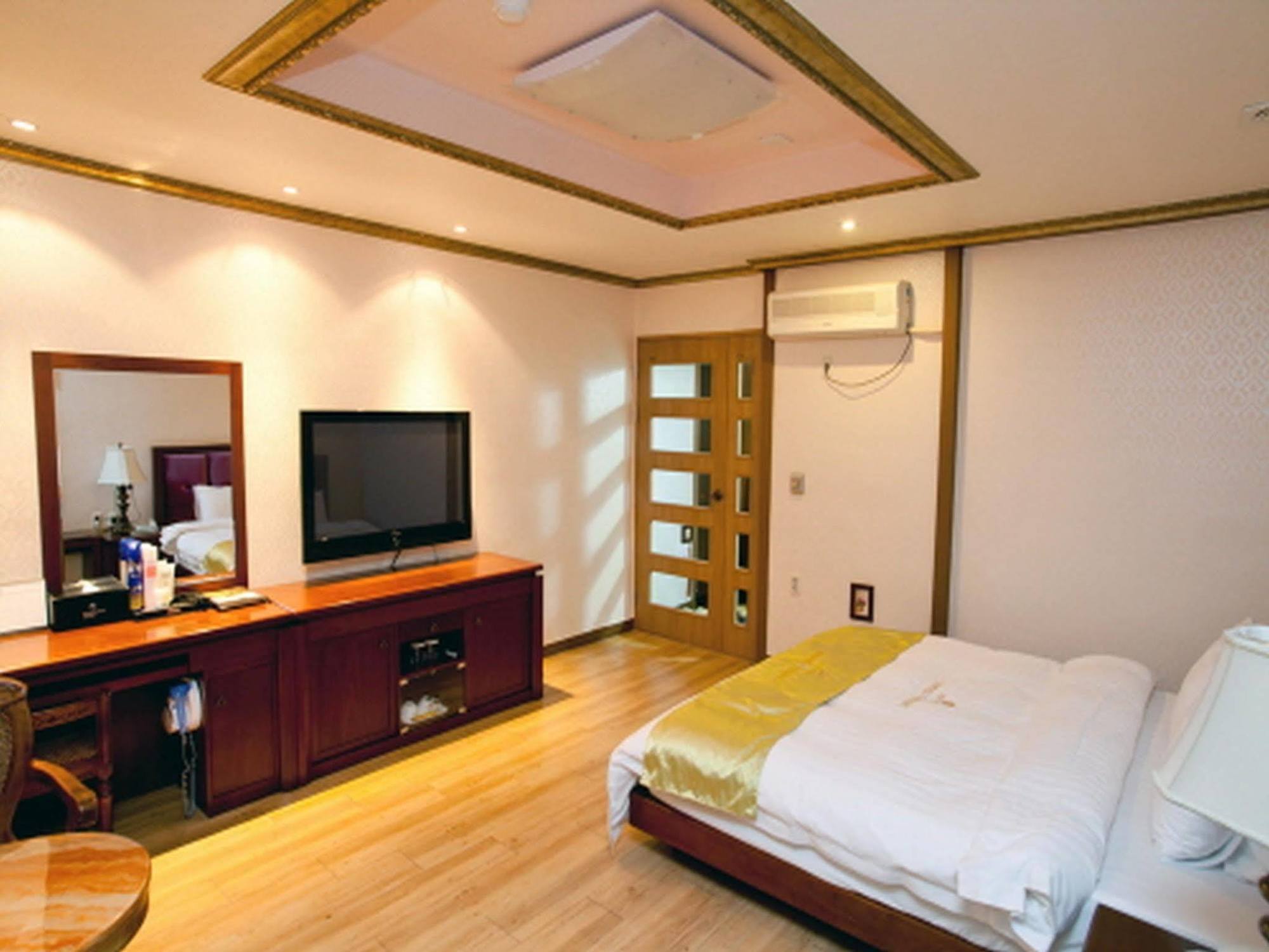 B&Beach Tourist Hotel Yeosu Exterior photo